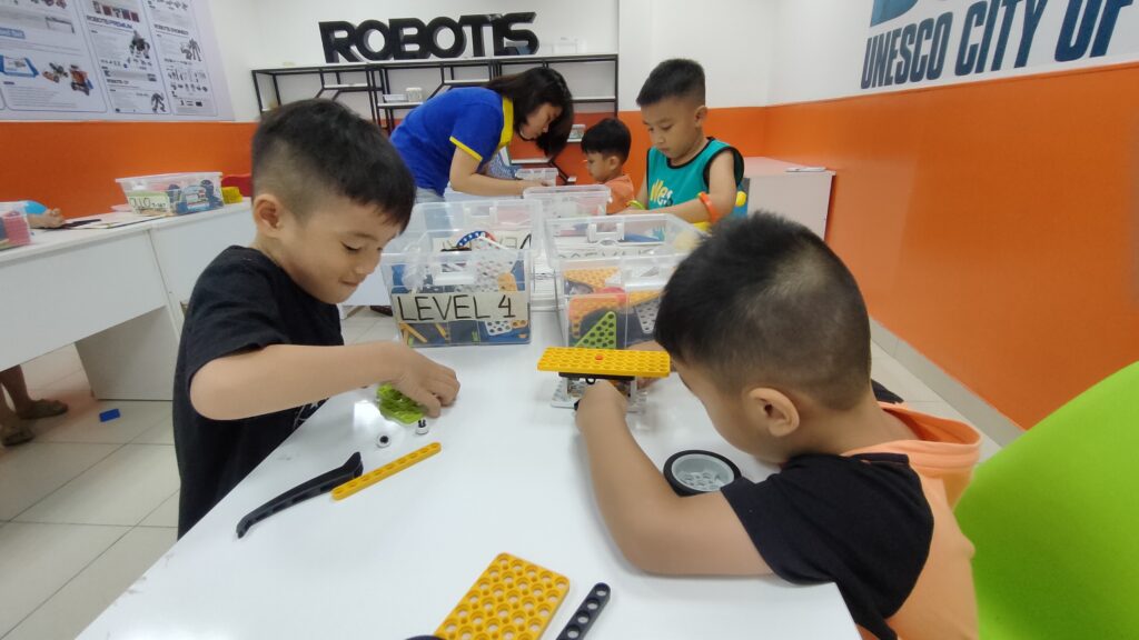 Chọn đúng đồ chơi STEM mầm non sẽ giúp bé vừa học, vừa chơi hiệu quả