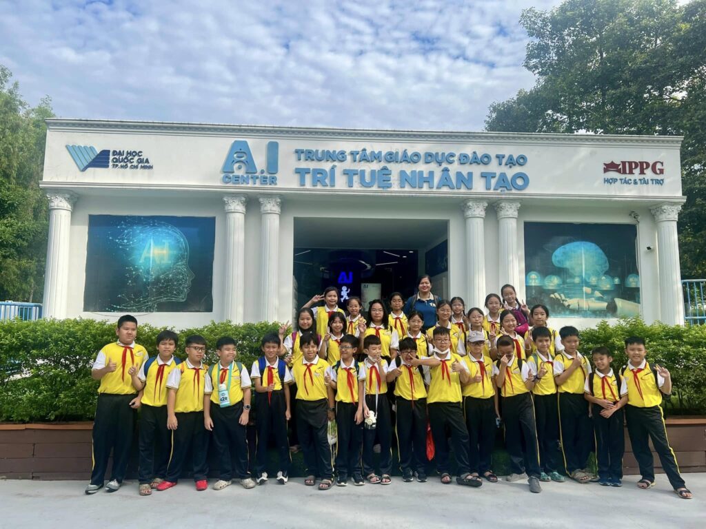 Tham quan trung tâm AI center Đại học quốc gia