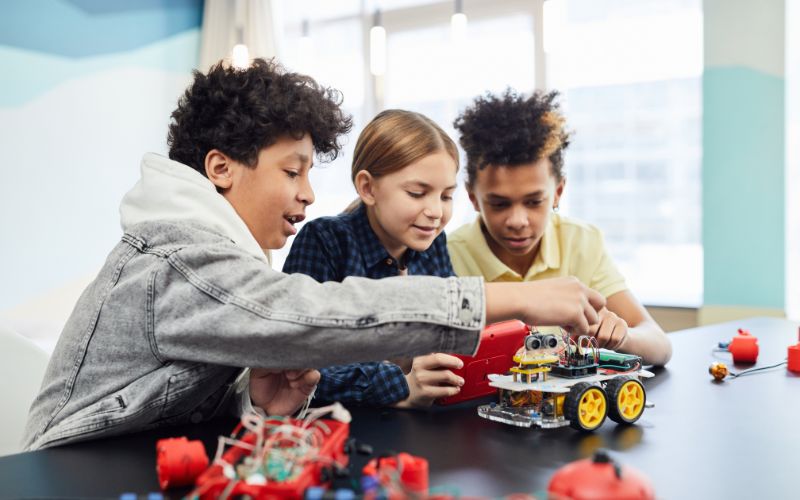 Khóa học này giúp trẻ rèn luyện kỹ năng hợp tác và giao tiếp hiệu quả