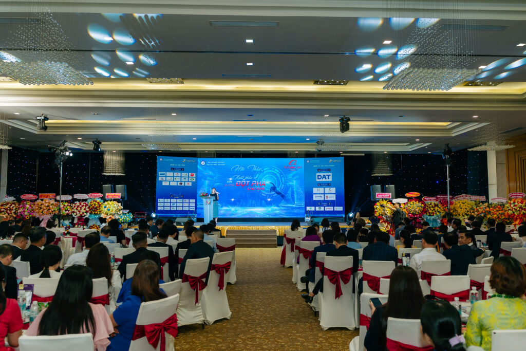 Rất nhiều doanh nghiệp tới tham dự sự kiện quan trọng này