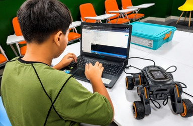 Học sinh học Robotics AI